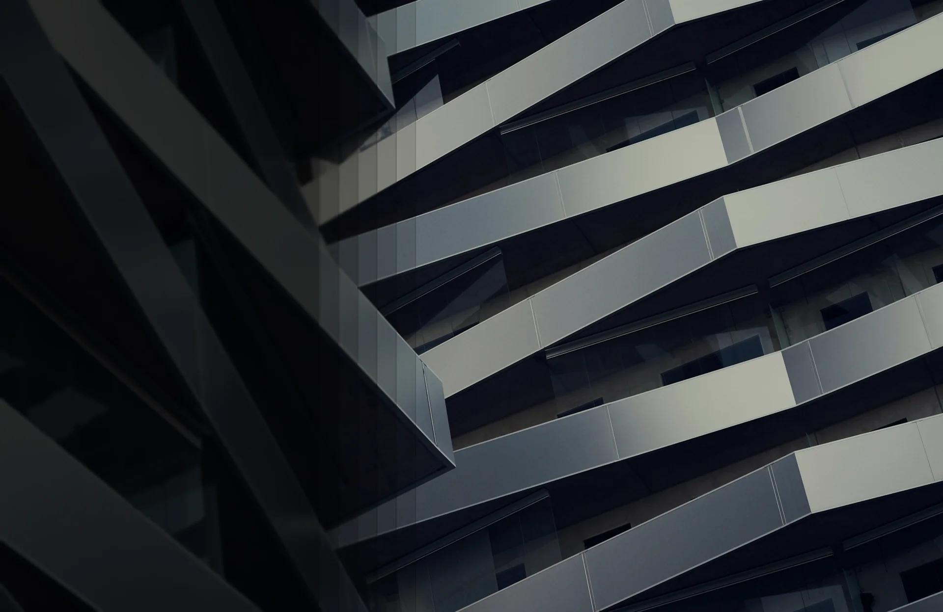 Vista en contrapicado de las terrazas curvas de un edificio contemporáneo