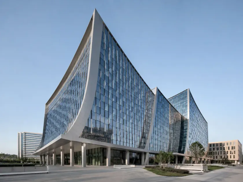Fotografía exterior de edificio multifamiliar contemporáneo con estructura de hormigón y cristal